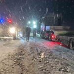 D-400 karayolu yoğun kar nedeniyle trafiğe kapandı, yolda kalan sürücülerle güvenlik güçleri ilgilendi.