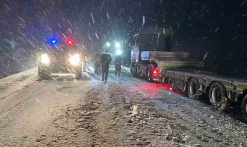 D-400 karayolu yoğun kar nedeniyle trafiğe kapandı, yolda kalan sürücülerle güvenlik güçleri ilgilendi. D-400 karayolu yoğun kar nedeniyle trafiğe kapandı, yolda kalan sürücülerle güvenlik güçleri ilgilendi.