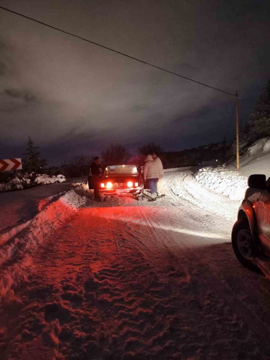 Elazığ’da kar yağısı sonrası mahsur kalan vatandaşın yardımına belediye ekipleri koştu.
