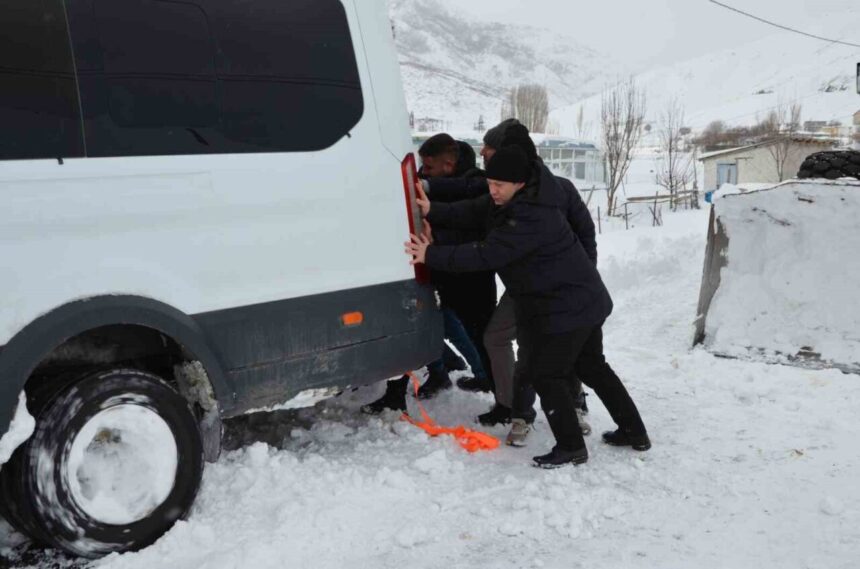 Tatvan’da yoğun kar yağışı nedeniyle kapanan köy yollarında kaymakam Demirer devreye girdi.
