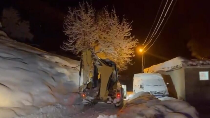 Beytüşşebap’ta kar nedeniyle kapalı olan köy yolunu ekipler açarak acil hasta taşıdı. Beytüşşebap’ta kar nedeniyle kapalı olan köy yolunu ekipler açarak acil hasta taşıdı.