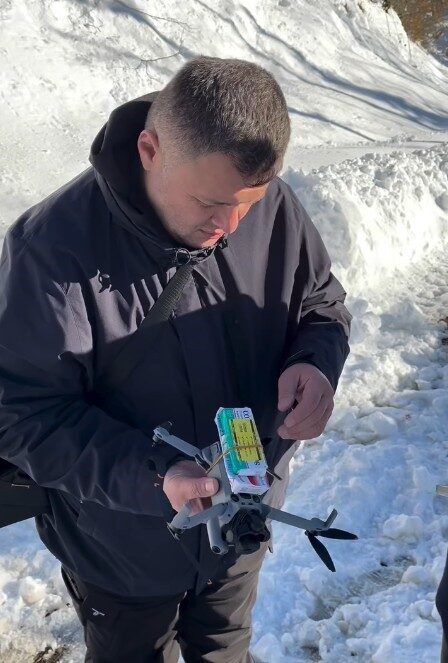 Kastamonu’nun Bozkurt ilçesinde kar nedeniyle yolu kapanan köye ilaç dronla gönderildi.