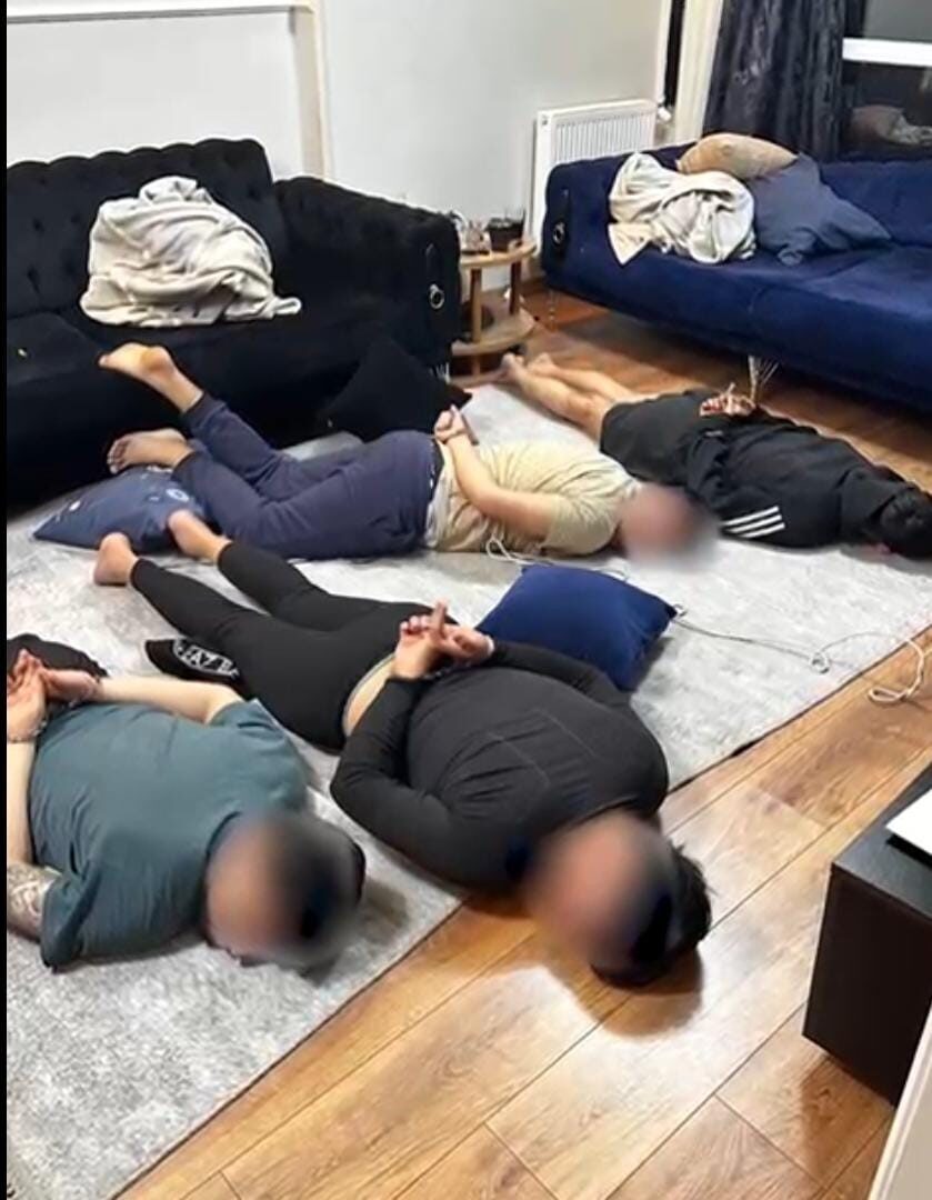 Youtube üzerinden yatırım dolandırıcılığı yapan 29 kişi, Kayseri merkezli 5 ilde yakalandı. Youtube üzerinden yatırım dolandırıcılığı yapan 29 kişi, Kayseri merkezli 5 ilde yakalandı.