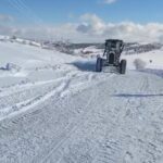 Sorgun’da ekipler, yoğun kar yağışının ardından köy yollarında temizleme çalışmaları yapıyor.
