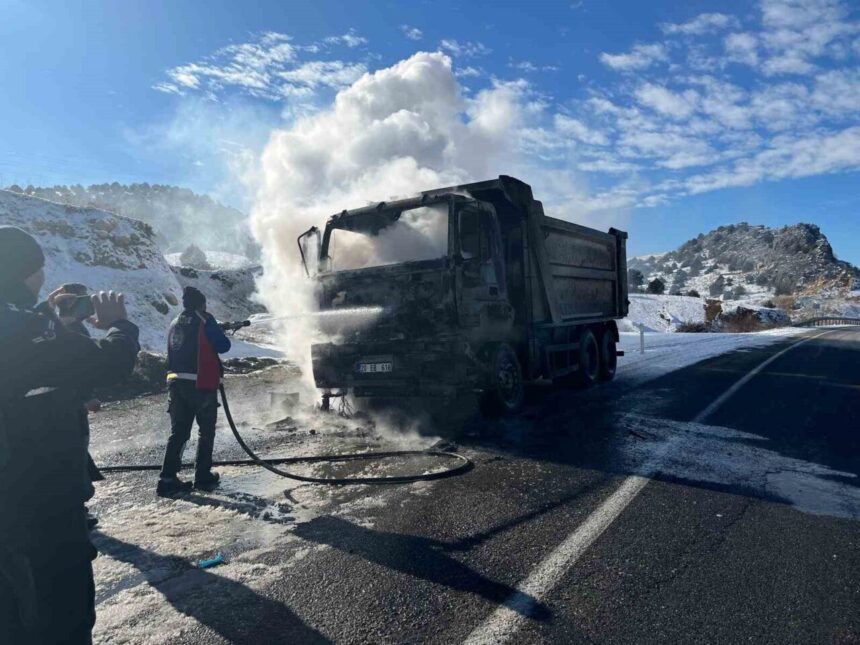 Yozgat’ta hareket halindeki bir kamyon yandı, aracın kullanılması mümkün olmadı.