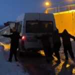 Yüksekova’da buzlu yolda kalan minibüs, çevre sakinleri tarafından kurtarıldı.