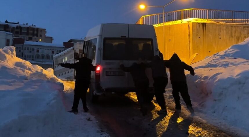 Yüksekova’da buzlu yolda kalan minibüs, çevre sakinleri tarafından kurtarıldı. Yüksekova’da buzlu yolda kalan minibüs, çevre sakinleri tarafından kurtarıldı.
