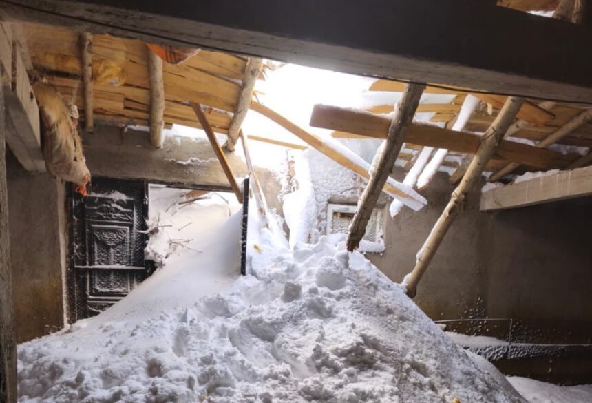 Yüksekova’da çığ felaketi sonrası zarar tespit çalışmaları devam ediyor.