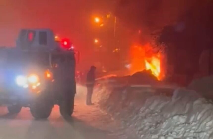 Yüksekova’da bir evdeki yangın, itfaiye müdahalesine rağmen evi kullanılamaz hale getirdi.