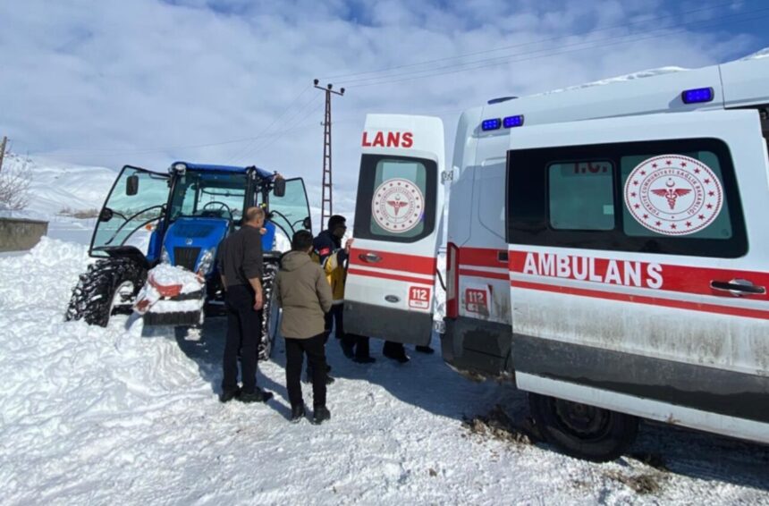 Yüksekova’da Kapanan Yolda Mahalle Sakinleri Hastayı Traktörle Kurtardı