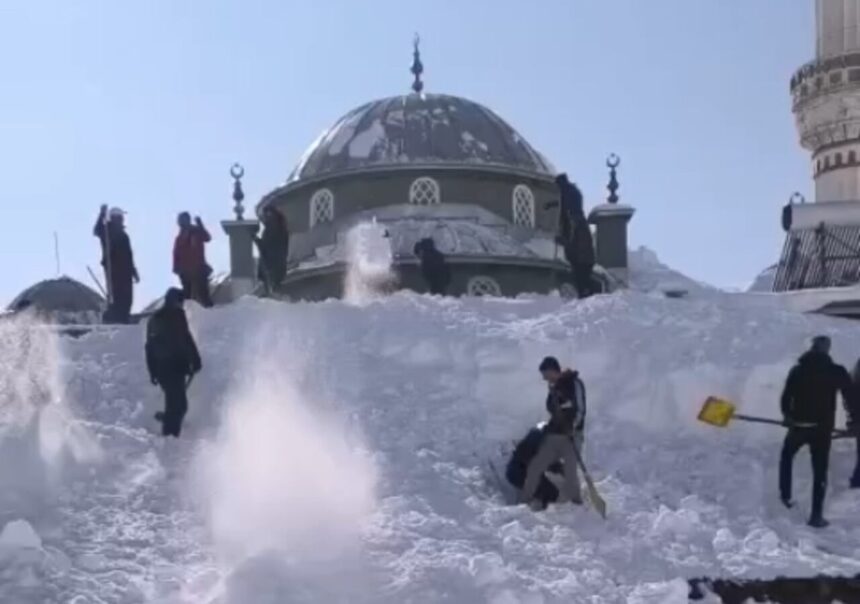 Yüksekova’da köylüler, yoğun kar yağışının ardından cami ve evlerin damlarını temizledi.