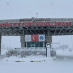 Yüksekova’da yoğun kar ve sis nedeniyle Ankara-Yüksekova uçuşları iptal edildi.