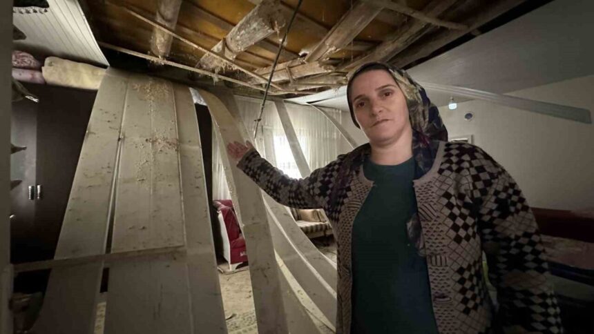 Yüksekova’da kar yağışı nedeniyle evin tavanı çökerek 5 kişilik aile zor anlar geçirdi.