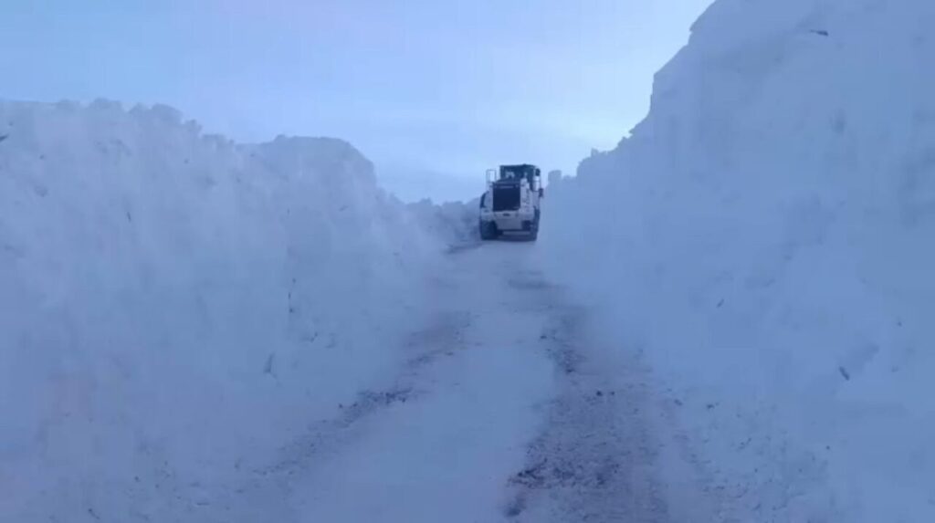 Yüksekova’da kar yağışı nedeniyle kapanan yollar için açma çalışmaları devam ediyor