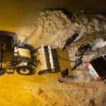 Yüksekova’da Kar Yağışı Nedeniyle Mahsur Kalan Kamyonet, Belediye Ekiplerince Kurtarıldı