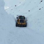 Yüksekova’daki Onbaşılar köyü Çamdalı mezrası yoluna düşen çığ, ekiplerin çalışmasıyla temizlendi.