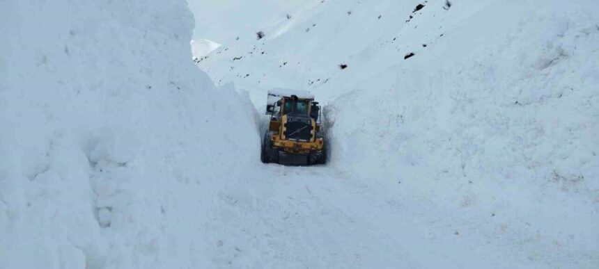 Yüksekova’daki Onbaşılar köyü Çamdalı mezrası yoluna düşen çığ, ekiplerin çalışmasıyla temizlendi. Yüksekova’daki Onbaşılar köyü Çamdalı mezrası yoluna düşen çığ, ekiplerin çalışmasıyla temizlendi.