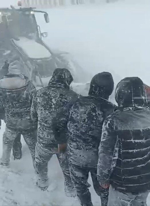 Yüksekova’da taziye için yola çıkanlar kar ve fırtınada yolda mahsur kaldı.