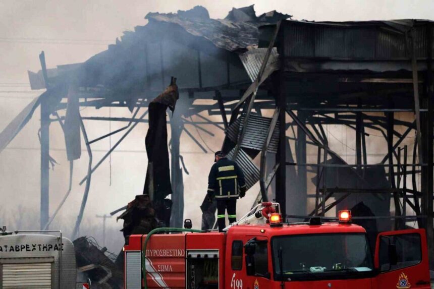 Trikala’daki bisküvi fabrikasında patlama sonrası çıkan yangında 3 kişi yaşamını yitirdi, 2 kişi kayboldu. Trikala’daki bisküvi fabrikasında patlama sonrası çıkan yangında 3 kişi yaşamını yitirdi, 2 kişi kayboldu.