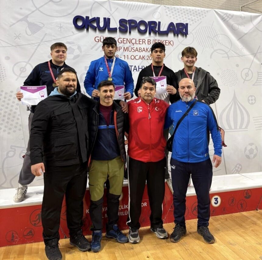 Yunusemre Belediyespor güreşçileri Kütahya’dan üç madalya ile döndü, Manisa’nın gururunu artırdı. Yunusemre Belediyespor güreşçileri Kütahya’dan üç madalya ile döndü, Manisa’nın gururunu artırdı.