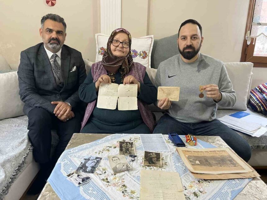 Yayladağı’nda yaşayan Züleyha Ballı, Kore savaşında şehit olan babasından kalan 75 yıllık mektupları saklıyor. Yayladağı’nda yaşayan Züleyha Ballı, Kore savaşında şehit olan babasından kalan 75 yıllık mektupları saklıyor.