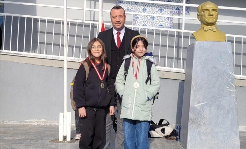 Kütahya’nın Altıntaş ilçesindeki Zafer İlkokulu, düzenlenen yarışmalarda büyük başarı elde etti. Kütahya’nın Altıntaş ilçesindeki Zafer İlkokulu, düzenlenen yarışmalarda büyük başarı elde etti.