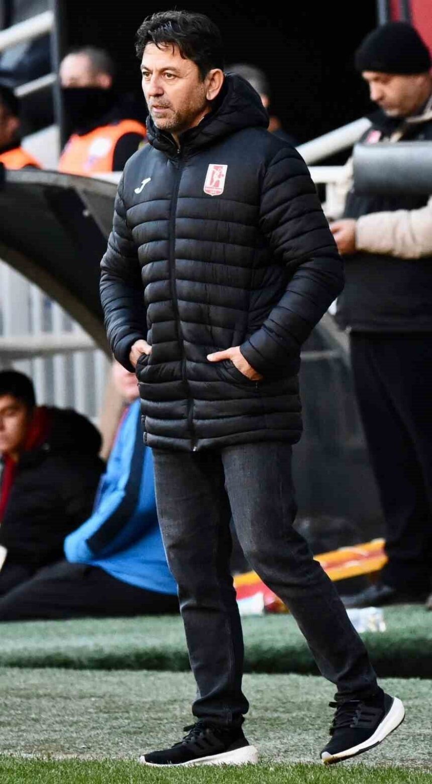 Balıkesirspor Teknik Direktörü Uysal, Karşıyaka galibiyetini Balıkesirspor camiasına armağan etti. Balıkesirspor Teknik Direktörü Uysal, Karşıyaka galibiyetini Balıkesirspor camiasına armağan etti.