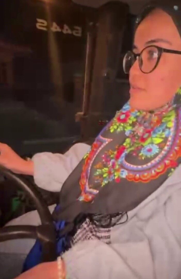 Sincik’teki öğretmen Zana Çalıkkılıç, okul bahçesini temizlemek için kepçe kullandı.