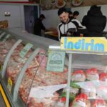 Adana’da artan zehirlenme vakaları ve üretim fazlası nedeniyle tavuk fiyatları sabit kaldı.