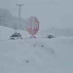 Zonguldak’ta yoğun kar yağışı ulaşımı olumsuz etkiledi, zincirsiz ve kış lastiği olmayan araçların geçişine izin verilmedi.