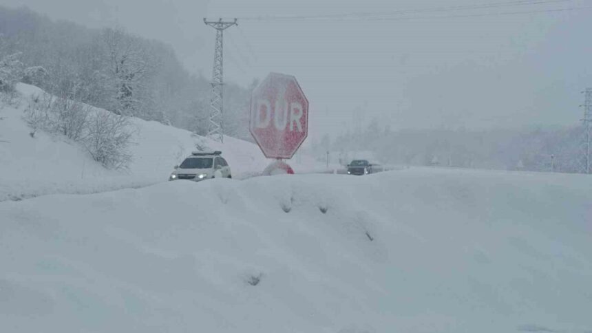 Zonguldak’ta yoğun kar yağışı ulaşımı olumsuz etkiledi, zincirsiz ve kış lastiği olmayan araçların geçişine izin verilmedi. Zonguldak’ta yoğun kar yağışı ulaşımı olumsuz etkiledi, zincirsiz ve kış lastiği olmayan araçların geçişine izin verilmedi.