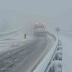 Zonguldak-Ereğli kara yolunda yoğun kar yağışı ulaşımı olumsuz etkiliyor.