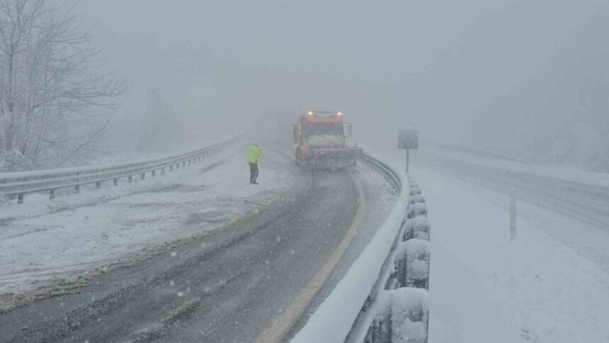 Zonguldak-Ereğli kara yolunda yoğun kar yağışı ulaşımı olumsuz etkiliyor. Zonguldak-Ereğli kara yolunda yoğun kar yağışı ulaşımı olumsuz etkiliyor.