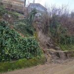 Zonguldak’ta heyelan nedeniyle 8 evin ulaşımını sağlayan merdiven kapandı, doğalgaz akışı kesildi.