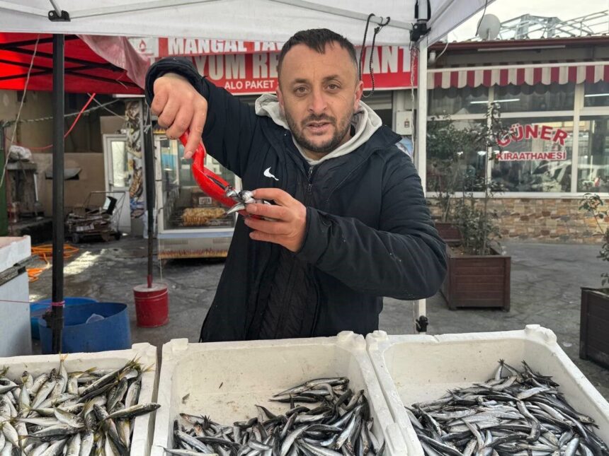 Zonguldak’ta balık avında düşüş, tezgah fiyatlarını etkiliyor: İstavrit 150 TL’den satılıyor. Zonguldak’ta balık avında düşüş, tezgah fiyatlarını etkiliyor: İstavrit 150 TL’den satılıyor.