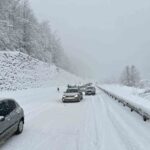 Zonguldak’ta yoğun kar yağışı ulaşımı olumsuz etkiliyor, 61 köy yolu için çalışmalar sürüyor.