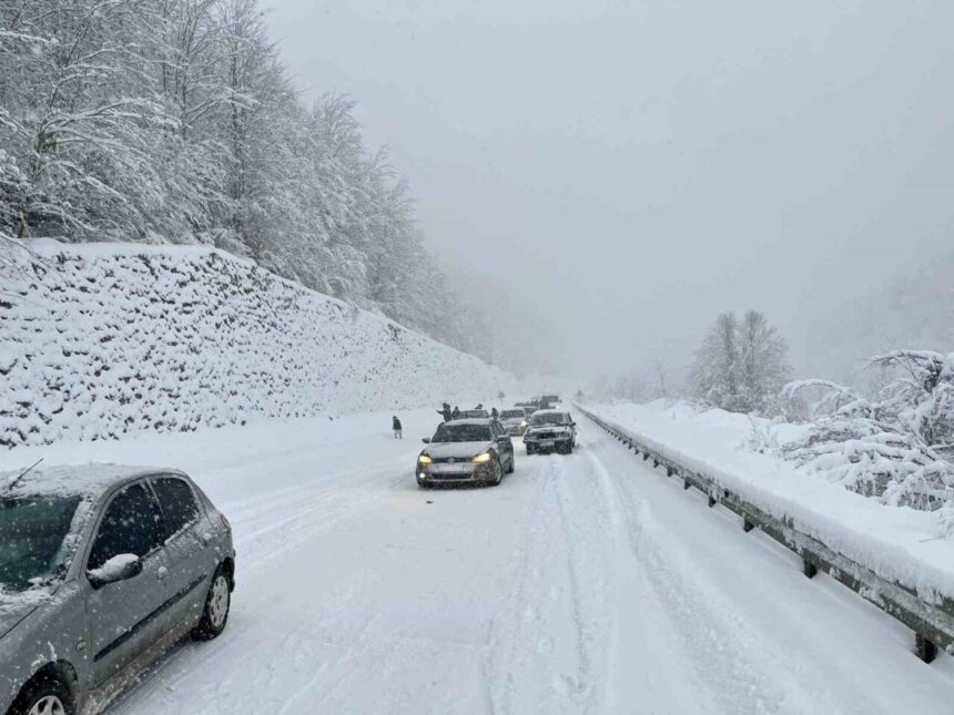Zonguldak’ta yoğun kar yağışı ulaşımı olumsuz etkiliyor, 61 köy yolu için çalışmalar sürüyor.
