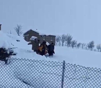 Bitlis’te karla mücadele ekipleri, rahatsızlanan bir vatandaşa hızlıca ulaştı. Bitlis’te karla mücadele ekipleri, rahatsızlanan bir vatandaşa hızlıca ulaştı.